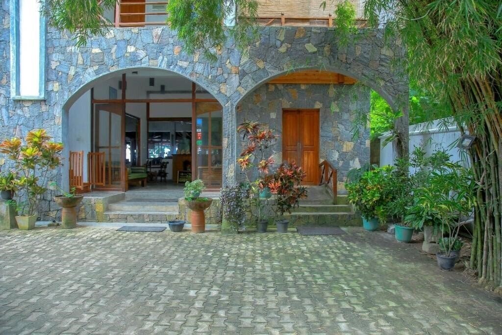 Отель Surf Sea Breeze 2*