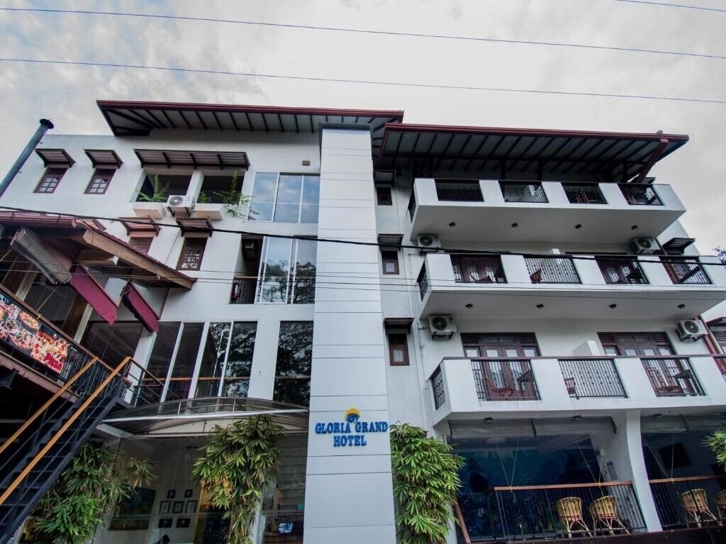 Отель Gloria Grand Hotel 3*