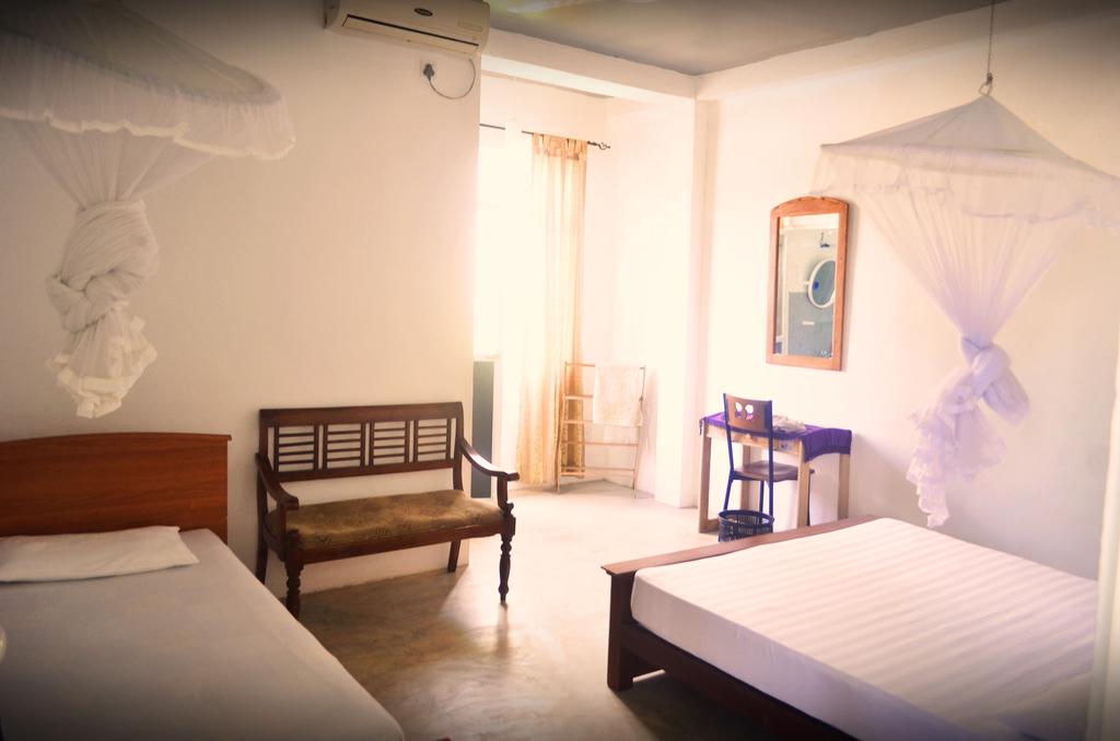 Отель Holiday Inn 2*