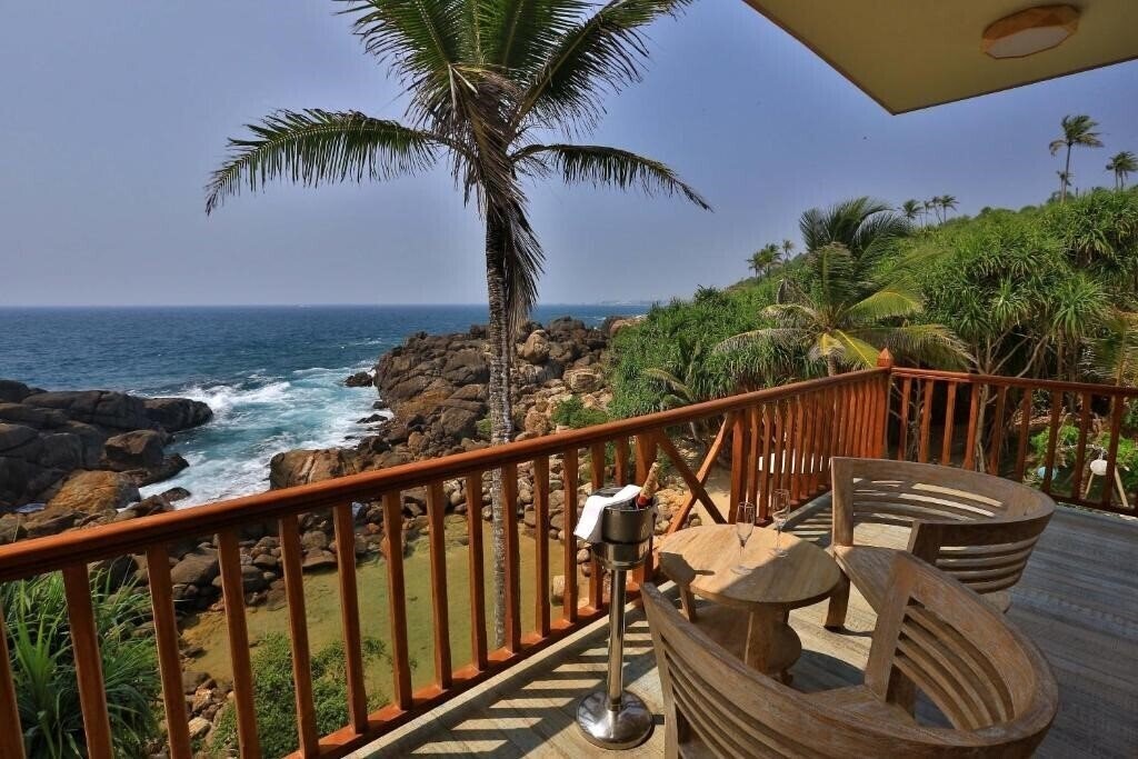 Картинка Thaproban Pavilion Waves 4*