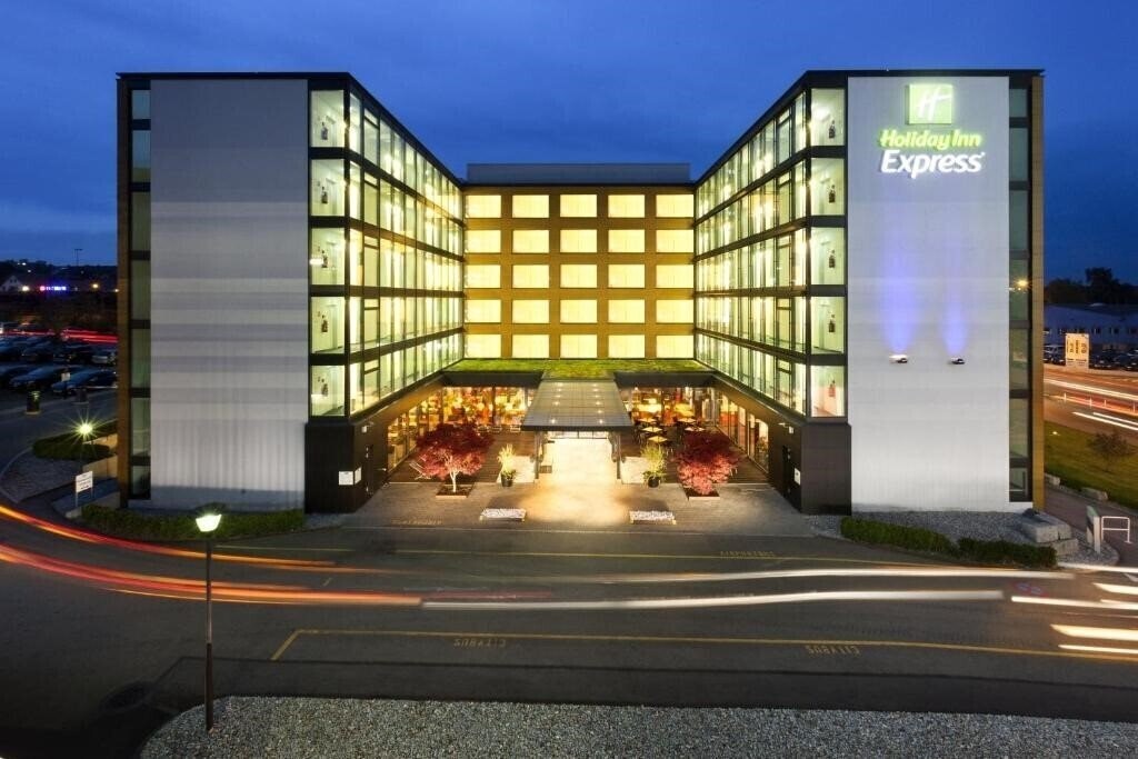 Отель Holiday Inn Express Zurich Airport by IHG 3*