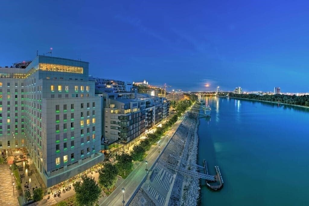 Отель Kempinski Hotel River Park 5*