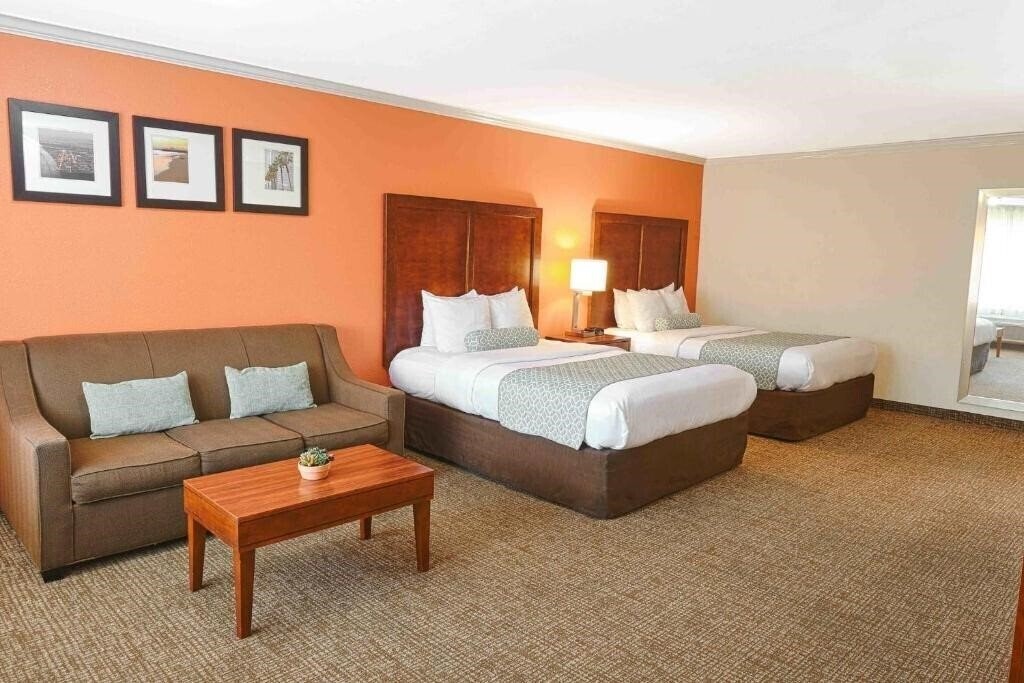 Фото Comfort Inn Near Old Town Pasadena 2*