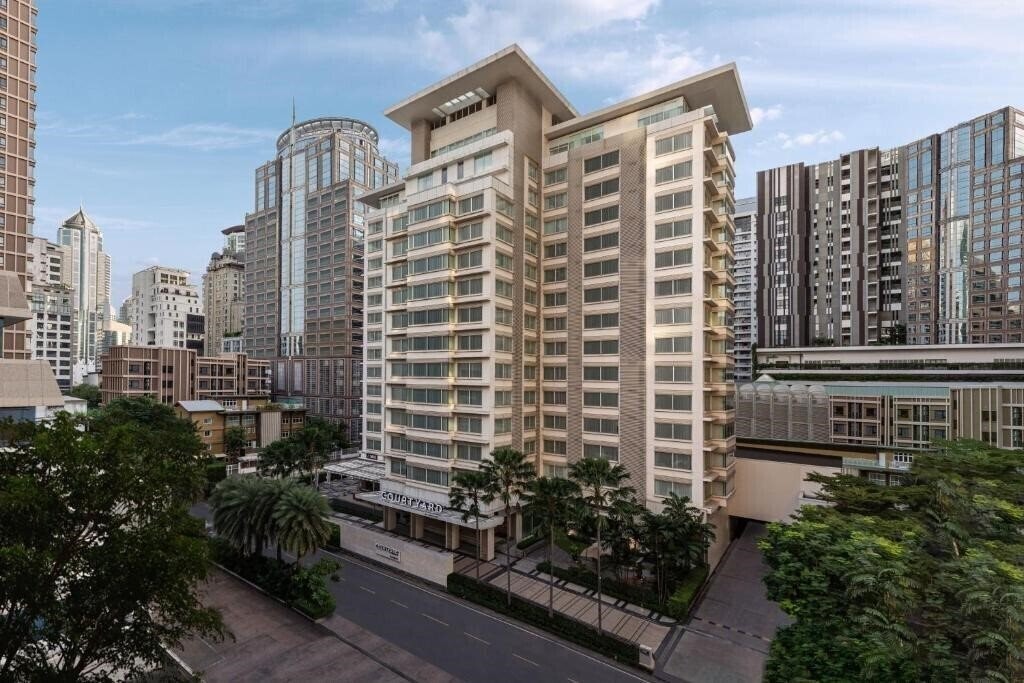 Отель Courtyard Marriott 5*