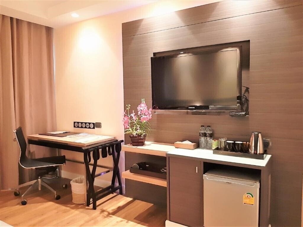 Отель Amora NeoLuxe Hotel 4*