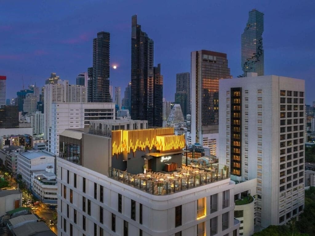 Отель Mercure Bangkok Surawong 4*