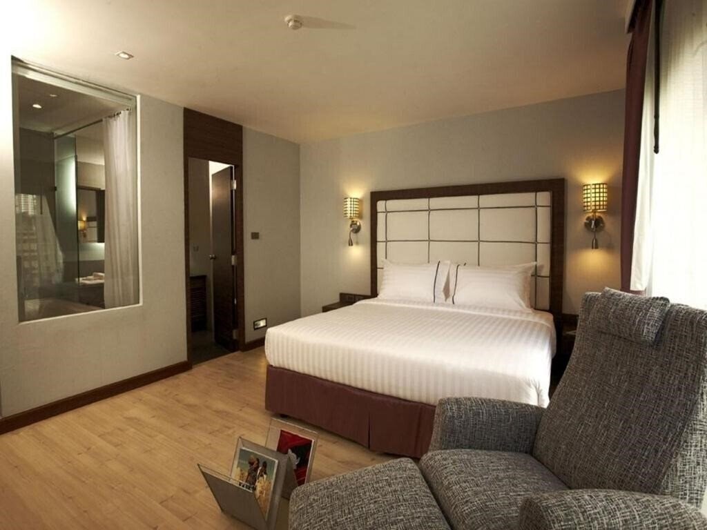 Фото S Sukhumvit Suites 3*