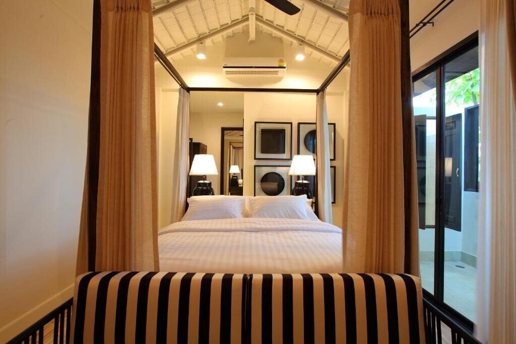Отель 99 The Gallery Hotel 3*