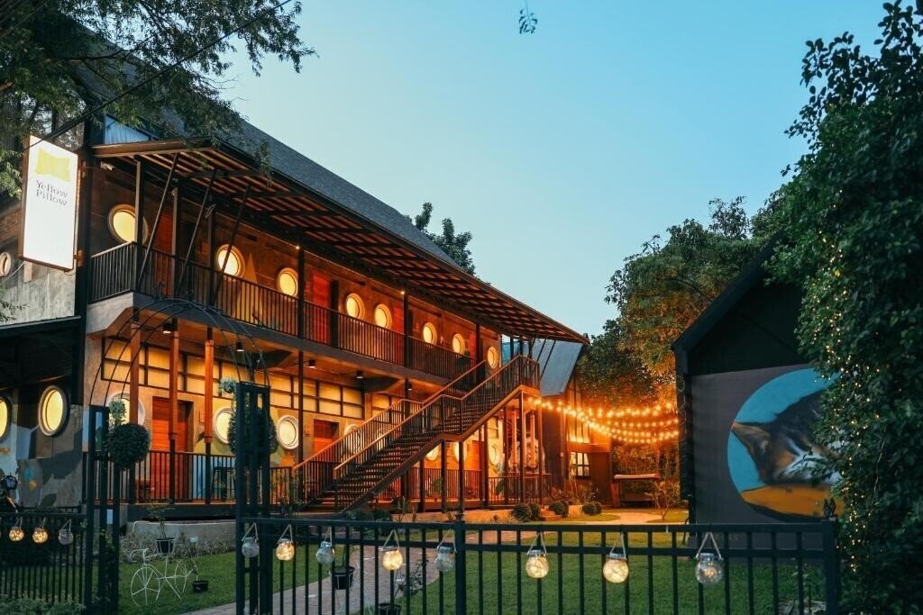 Отель Yellow Pillow Hotel 3*