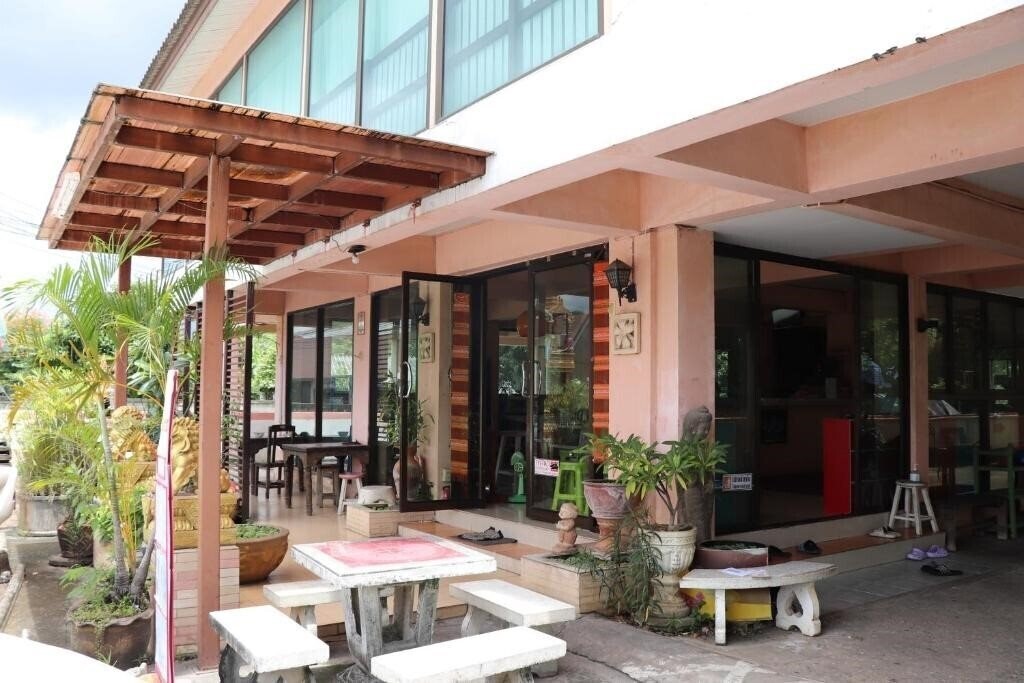 Отель Oyo 75408 Tipsiri Place 2*