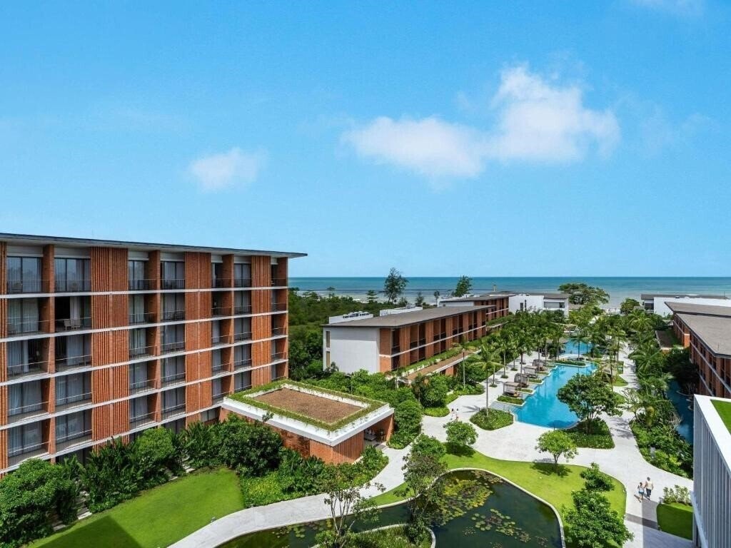 Отель Pullman Khao Lak Katiliya Resort & Villas 5*