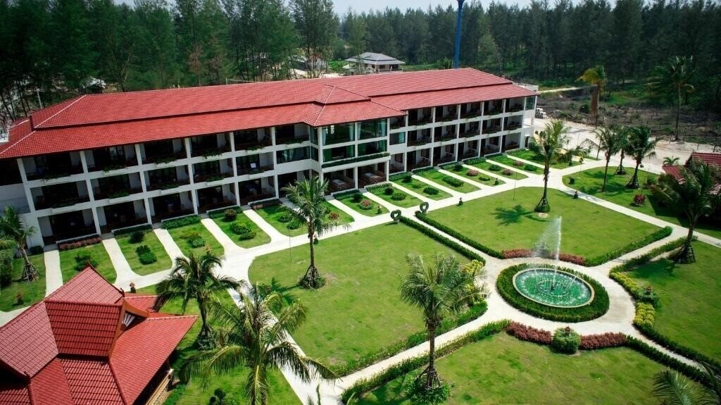 Отель The Sunset Beach Resort 3*