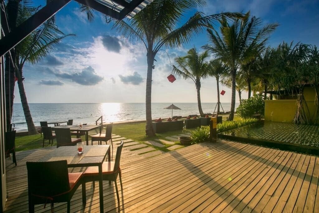 Картинка Chong Fah Beach Resort 4*
