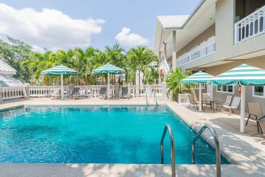 Отель Pom Pom Residence By Oyo Rooms 3*