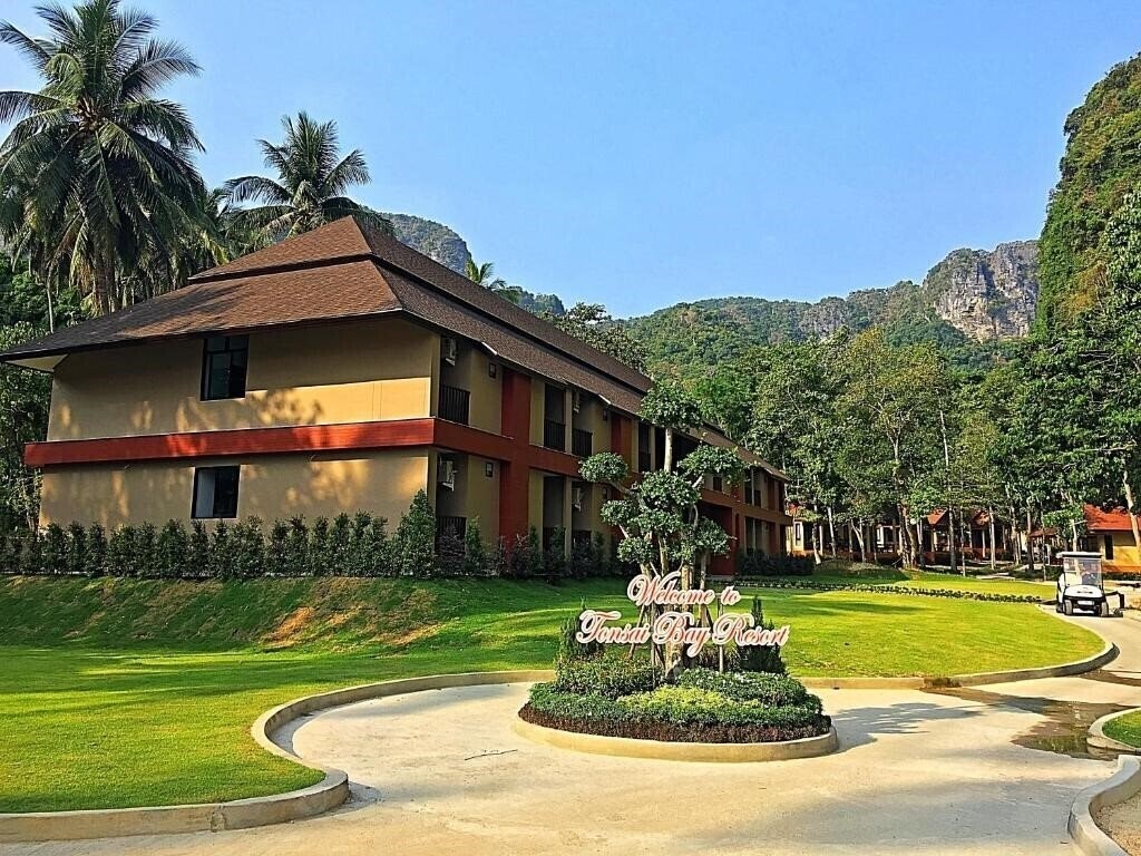 Отель Tonsai Bay Resort 4*