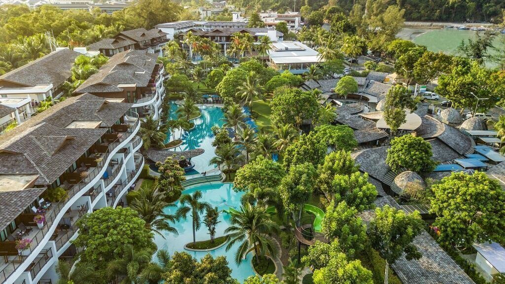 Отель Holiday Inn Resort Krabi Ao Nang Beach 4*