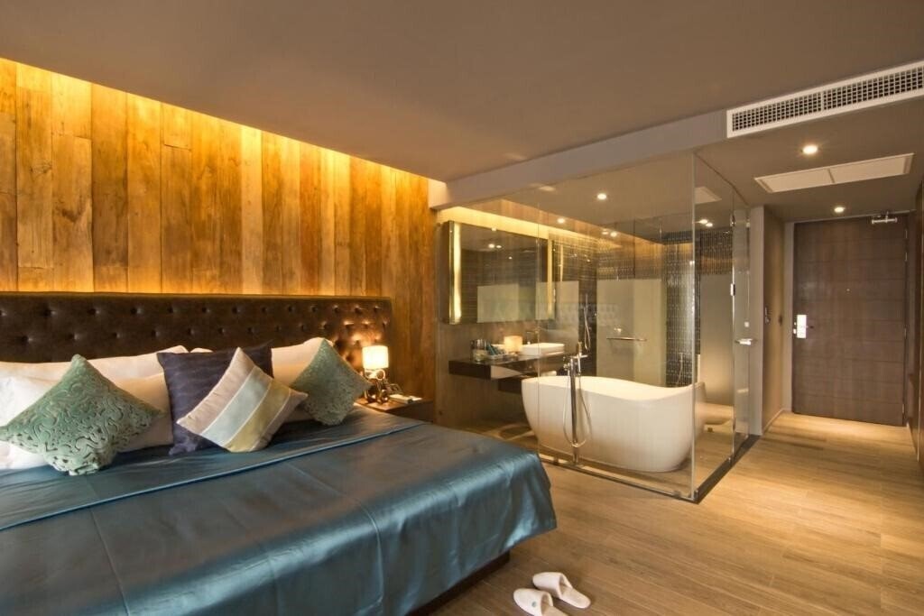 Отель Le Coral Hideaway Beyond Phuket 5*