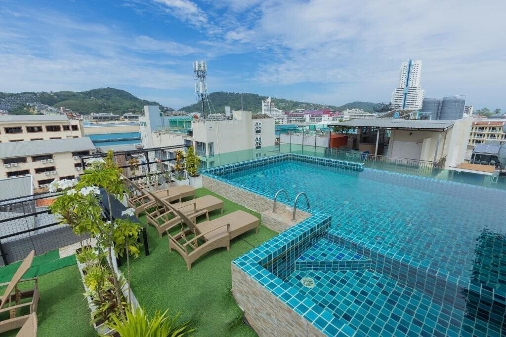 Отель Patong Buri Resort 3*