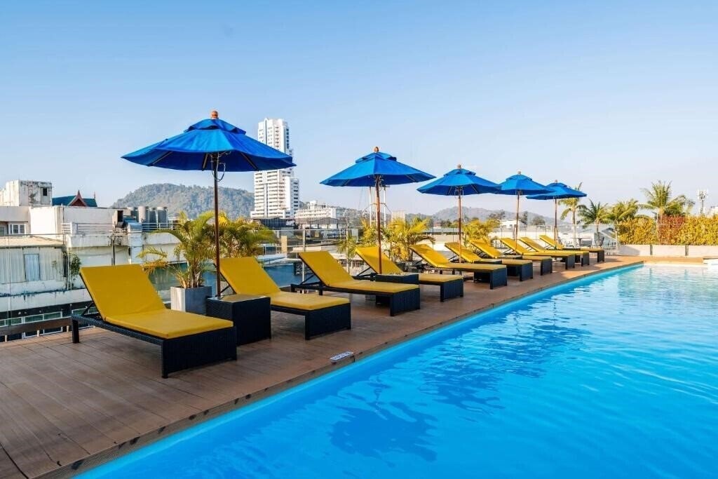 Отель Days Inn Patong Beach 3*