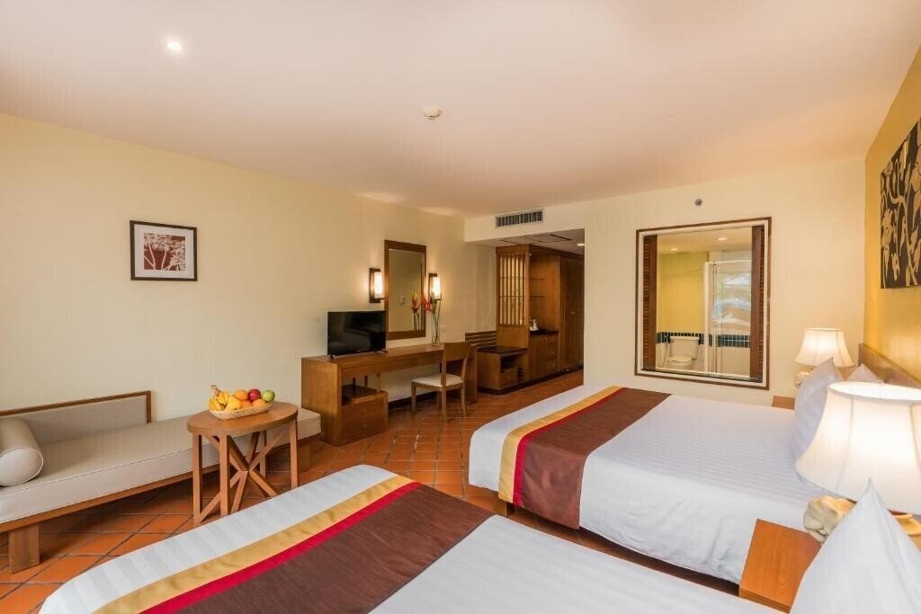 Отель Naithornburi Resort 4*