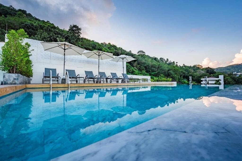 Отель Lulla Bella Patong 3*