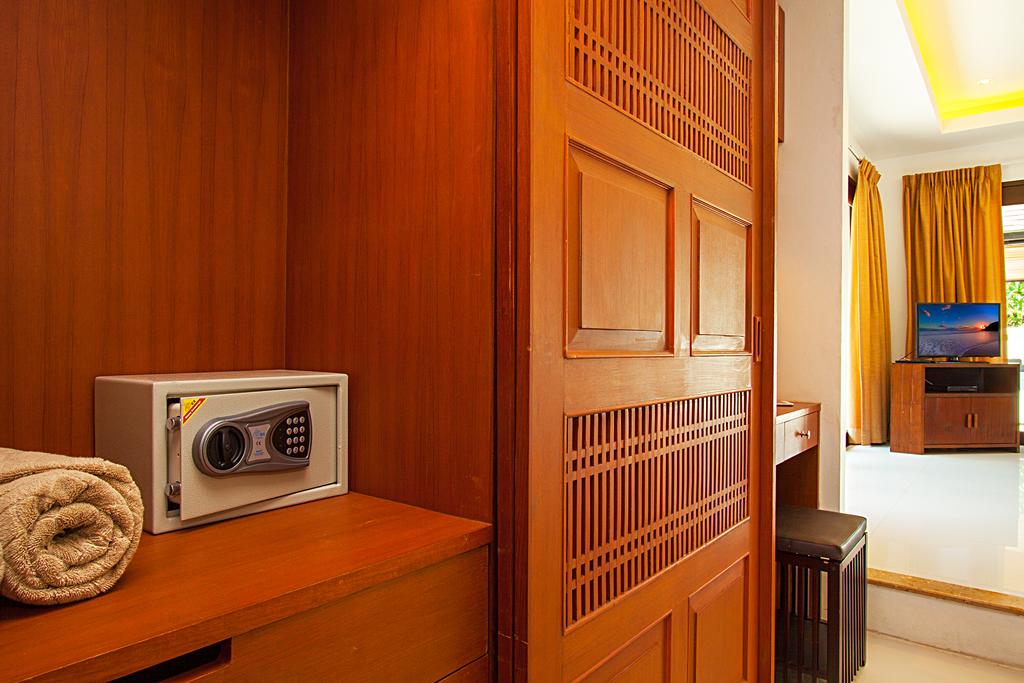 Фото Villa Rachana Near Laguna Phuket вилла