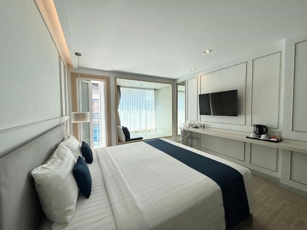Фото The Bloc Hotel 4*