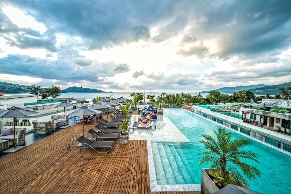 Отель Surf Hotel Patong 4*
