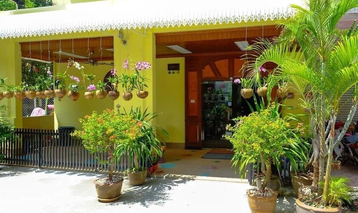 Отель Adonis Guest House 2*