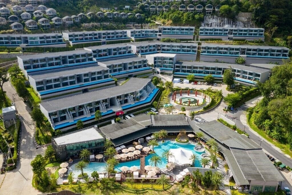 Отель Patong Bay Hill Reosrt & Spa 4*