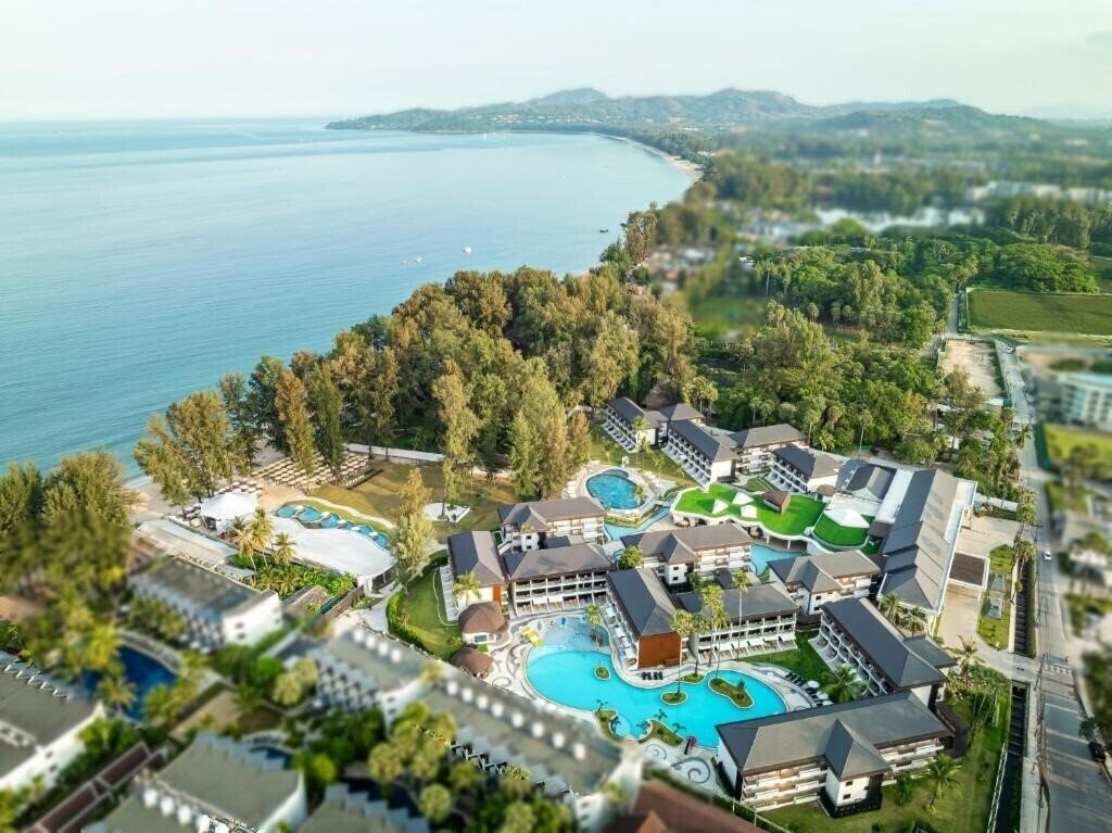 Отель Amora Beach Resort 4*