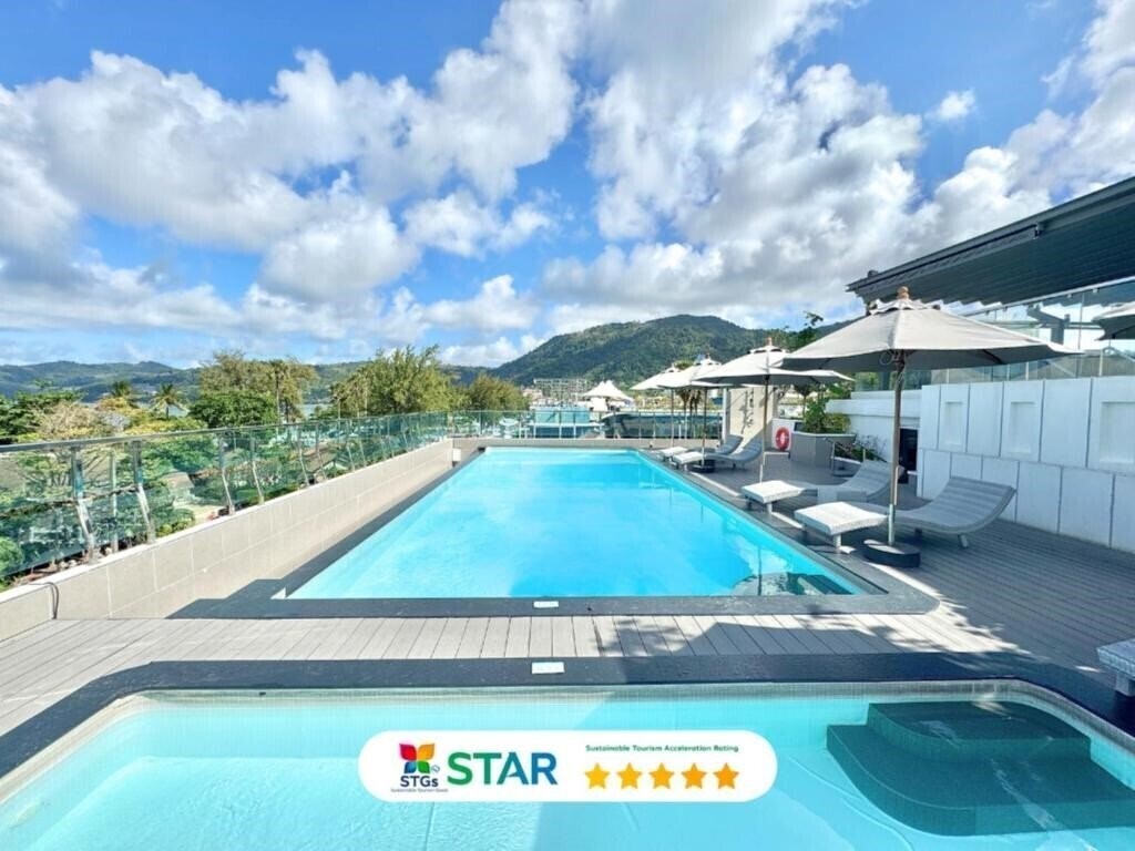 Отель Araya Beach Hotel Patong 1*
