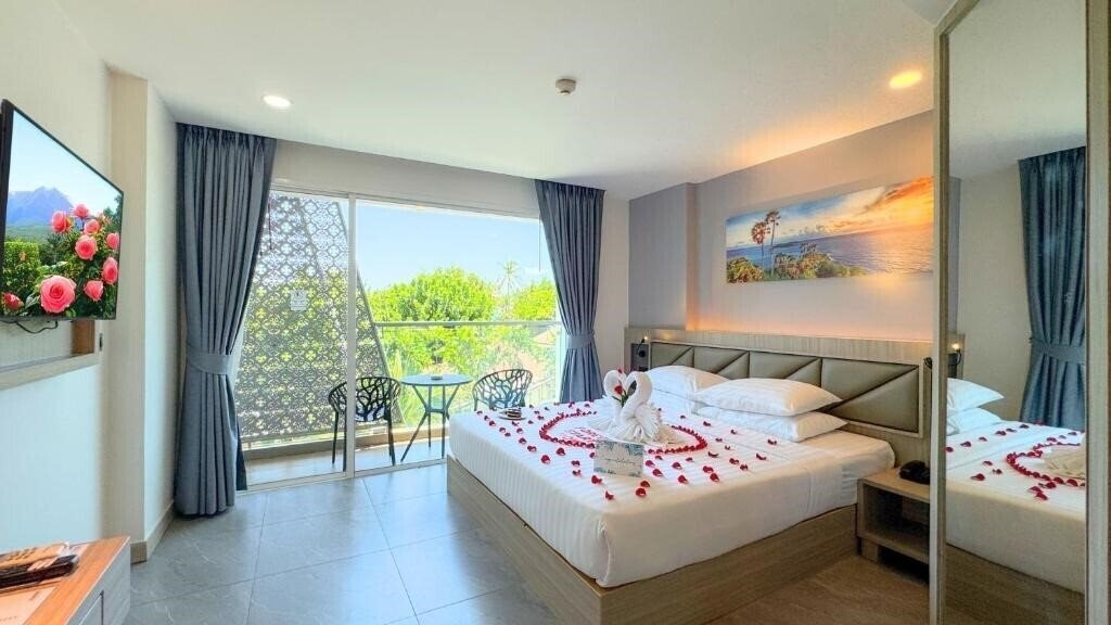 Изображение Araya Beach Hotel Patong 1*