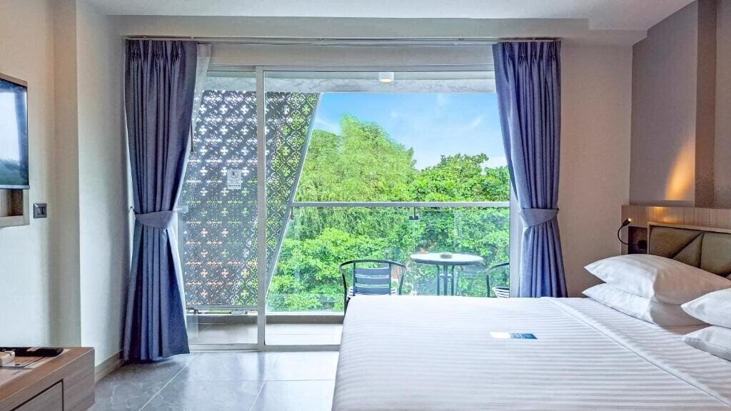 Картинка Araya Beach Hotel Patong 1*