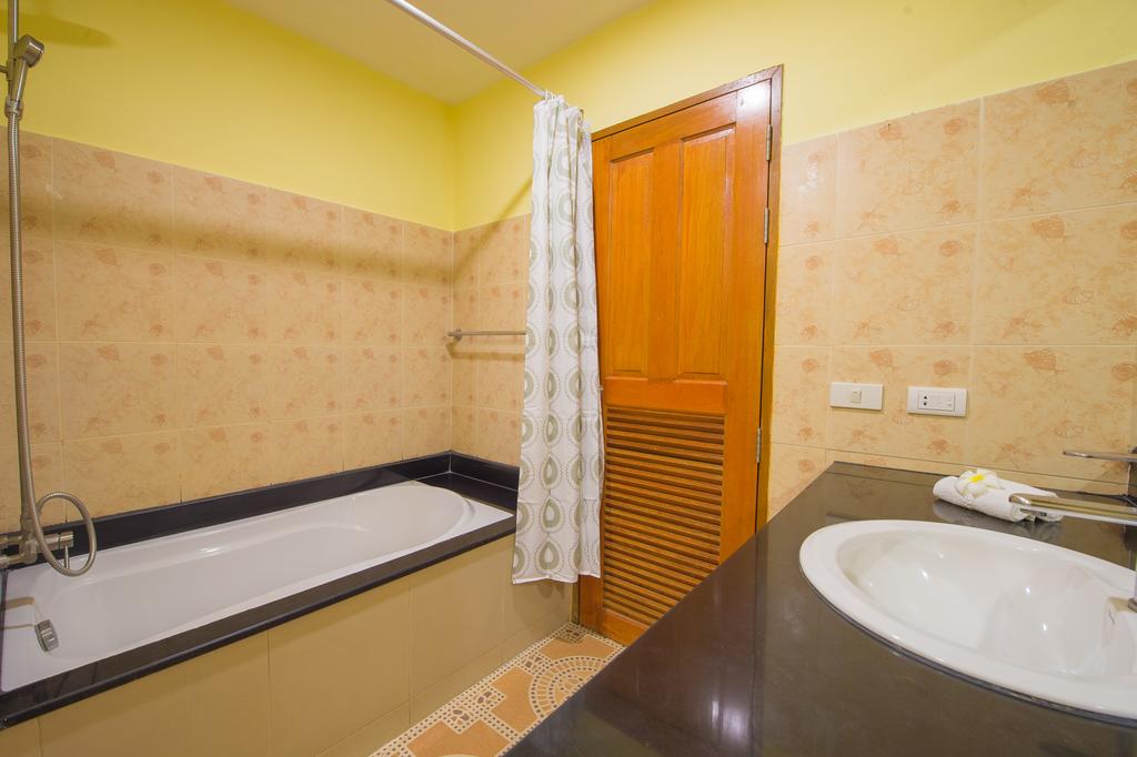 Изображение Chalong Beach Hotel & Spa 4*