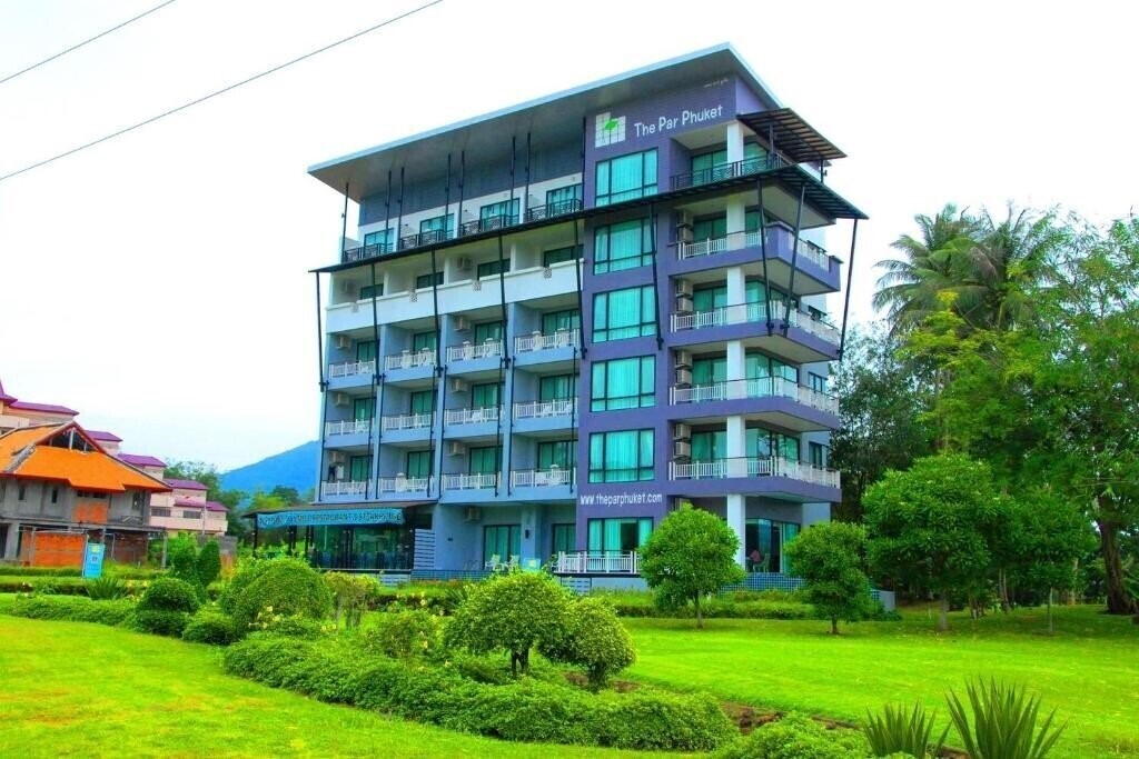 Отель The Par Phuket 4*