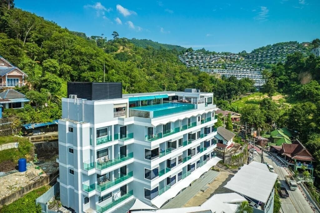 Отель Triple L Hotel Patong Beach 4*