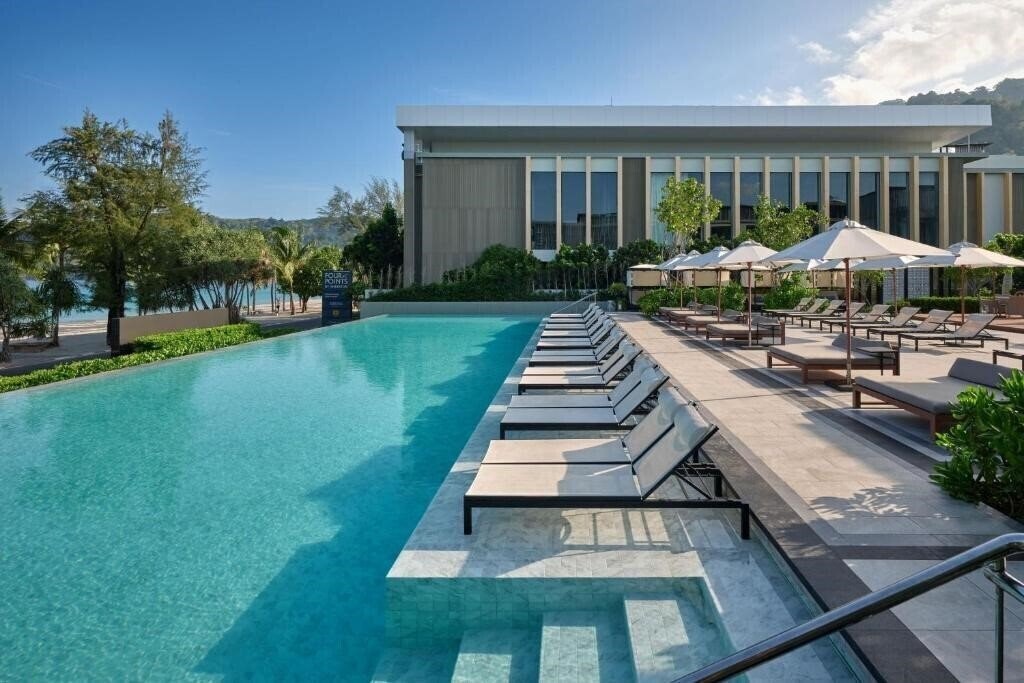 Отель Four Point By Sheraton Phuket Patong Beach Resort 4*