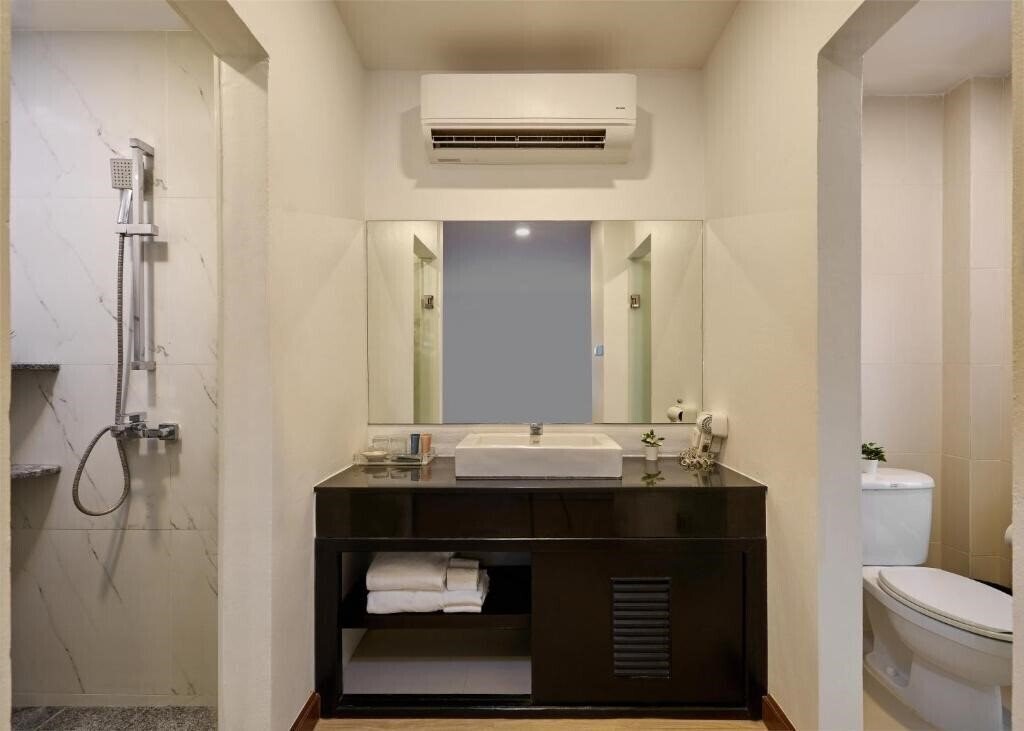 Фотография Naiyang Beach Resort Phuket 4*