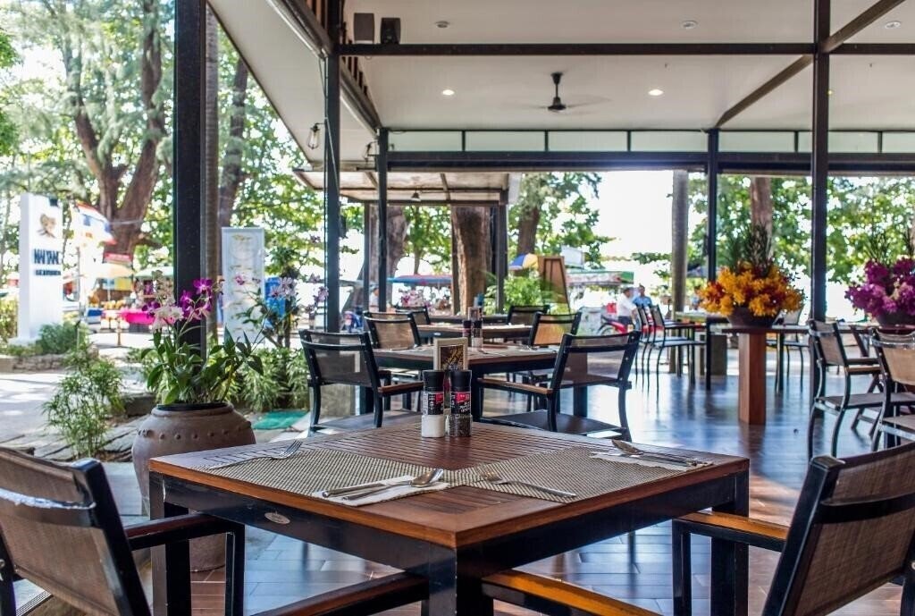 Картинка Naiyang Beach Resort Phuket 4*