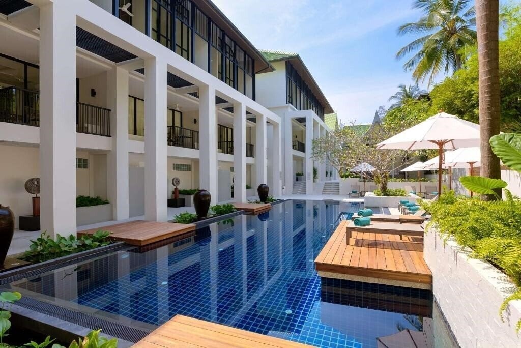 Отель Outrigger Surin Beach Resort 4*