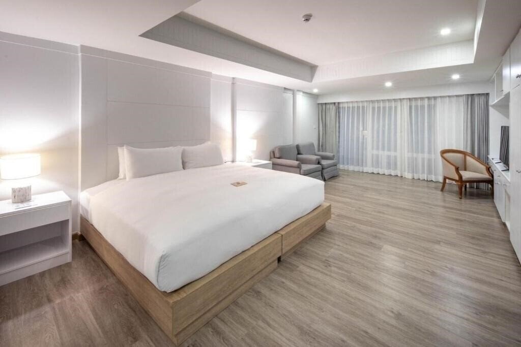 Картинка Anona Beachfront Phuket Resort 4*