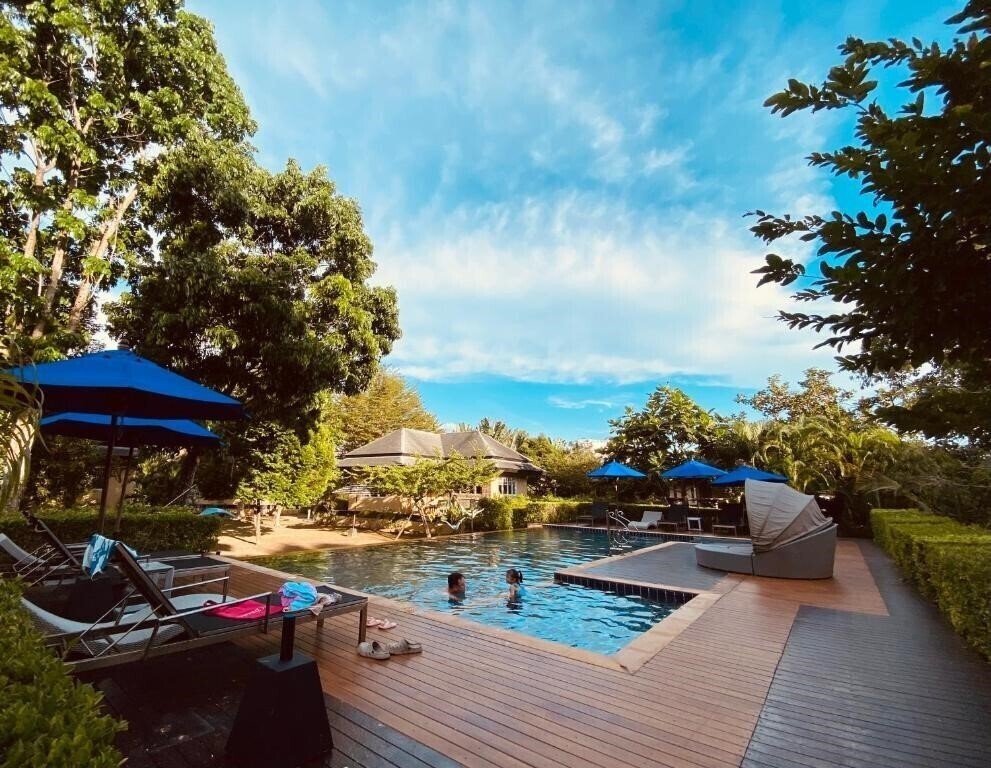 Отель The Perennial Resort 3*