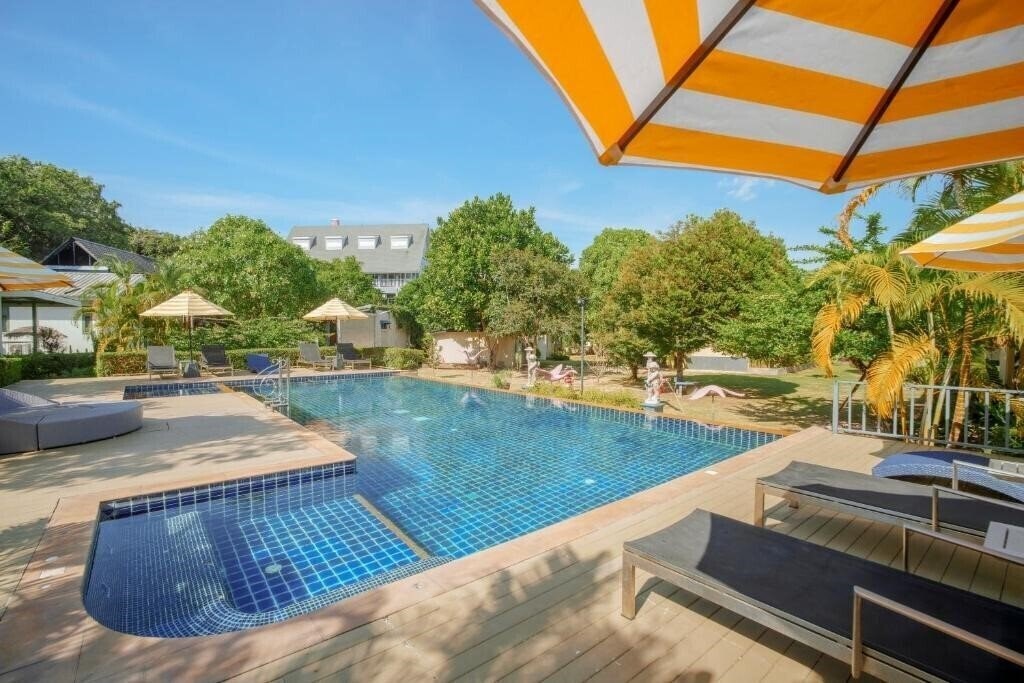 Отель The Perennial Resort 3*