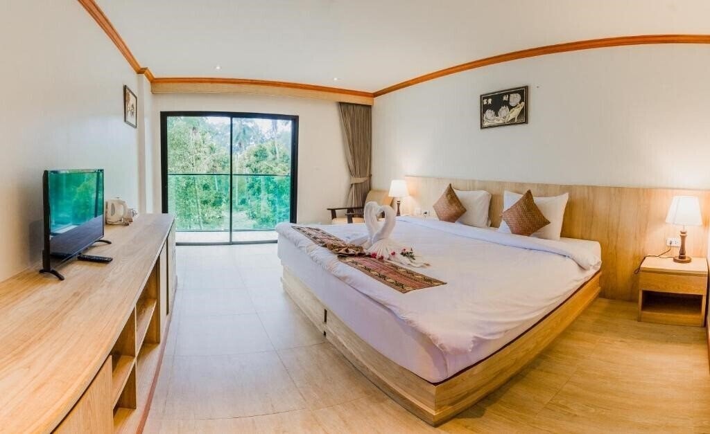 Фото Airport Beach Hotel Phuket 4*