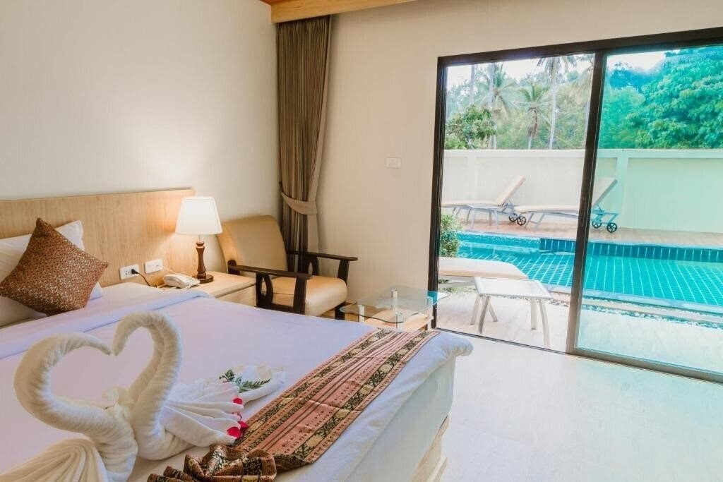 Изображение Airport Beach Hotel Phuket 4*