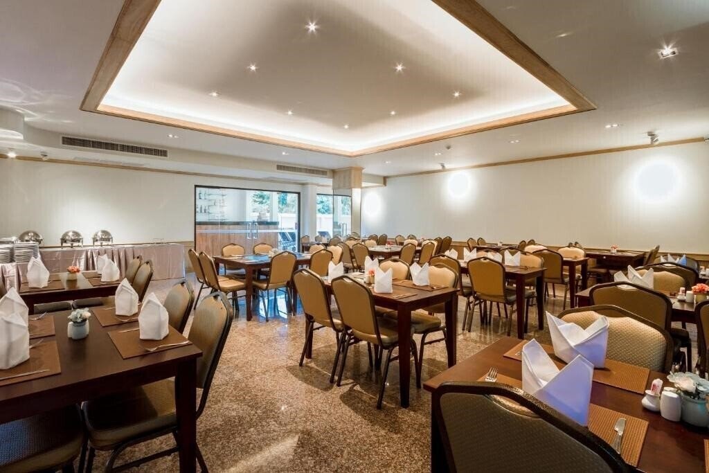 Картинка Airport Beach Hotel Phuket 4*