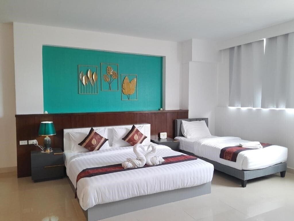 Отель Sereneburi Patong Hotel 3*