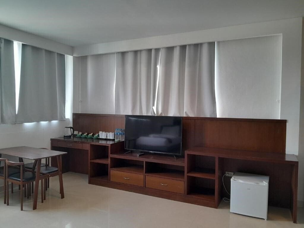 Отель Sereneburi Patong Hotel 3*