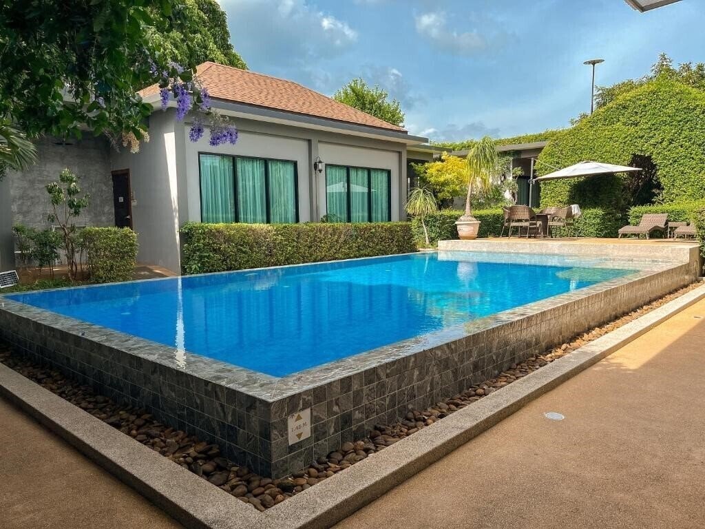 Отель Baan Mee Phuket 3*